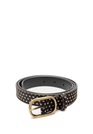 Ceinture en cuir noir à pois beiges avec une boucle rectangulaire en laiton, enroulée sur un fond blanc.