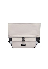 Borsa a tracolla grigio chiaro con chiusura a patta, dettagli neri, tracolla regolabile e tasca frontale sicura con una fibbia di plastica.