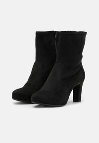 Svarta ankelboots i mocka med en slät yta, rund tå, sidodragkedjor och en måttlig blockklack.
