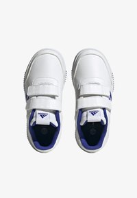 Białe syntetyczne sneakersy z fioletowymi akcentami, z gładką teksturą, okrągłym noskiem i dwoma rzepami do łatwego zapięcia.