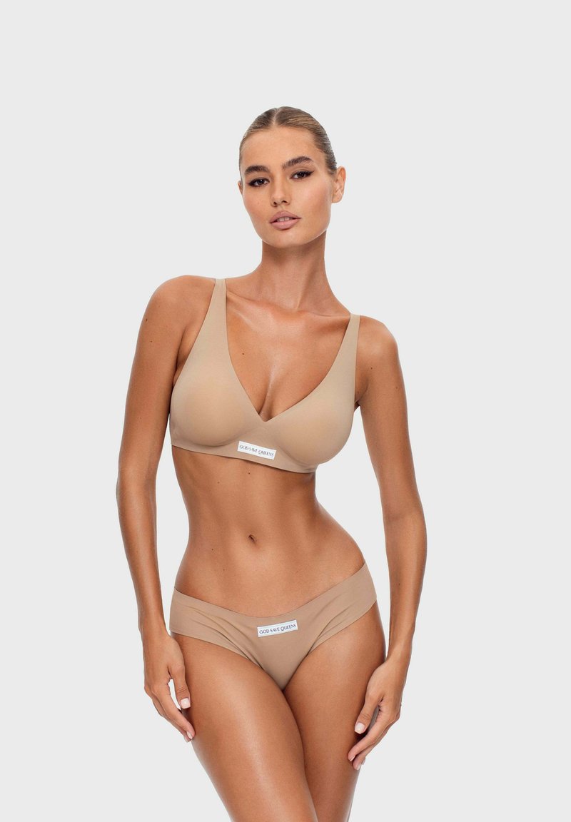 Nagi stanik bikini z miękkiej, elastycznej tkaniny; braletka z szerokimi ramiączkami i dekoltem w kształcie litery V, w zestawie z majtkami typu bikini o niskim stanie.