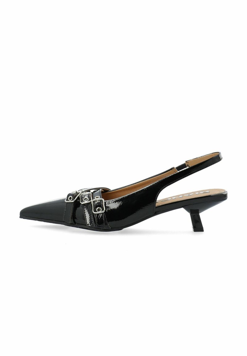 Scarpe slingback in vernice nera con punta affusolata e due cinturini con fibbie. Presentano un tacco basso inclinato e una superficie liscia.