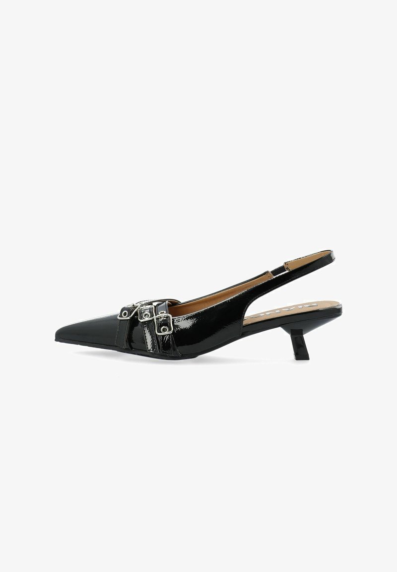 Zapatos negros de charol con tiras traseras, punta afilada y dos hebillas. Presentan un tacón bajo inclinado y una textura suave.