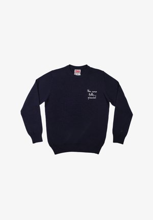 Marineblauer Strickpullover mit Rundhalsausschnitt, mit weißer bestickter Schrift auf der linken Brustseite. Klassische Passform mit gerippten Bündchen und Saum.