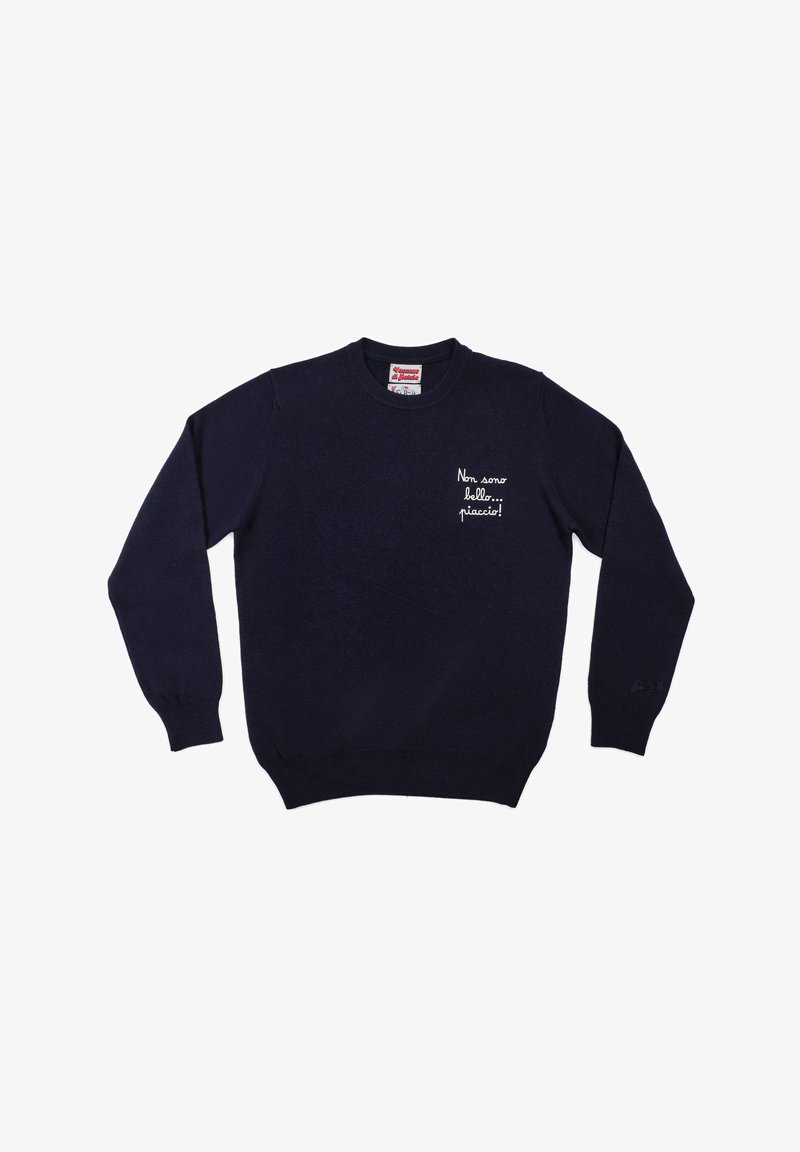 Marineblauer Strickpullover mit Rundhalsausschnitt, mit weißer bestickter Schrift auf der linken Brustseite. Klassische Passform mit gerippten Bündchen und Saum.