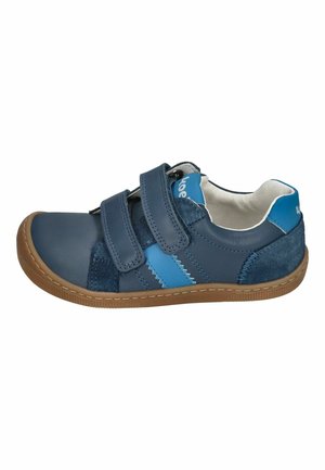 Kinder-Sneaker in Marineblau mit zwei Klettverschlüssen, hellblauen Streifen, Velours- und Lederpaneelen und einer braunen Gummisohle.