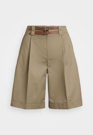 Bermuda khaki con due pieghe davanti, gamba ampia e due cinture di pelle marrone con fibbie argentate. Tessuto di cotone liscio, orlo piegato.