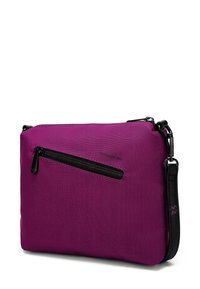 Fialová látková crossbody taška s texturovaným povrchem, se zapínacím předním kapsou na zip v černé barvě a nastavitelným popruhem.