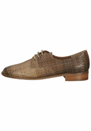 Chaussure habillée marron à motif, avec une texture tissée, un bout arrondi et des lacets fins ; en cuir avec un léger brillant et des accents en bois au talon.