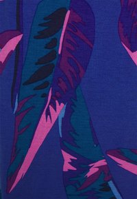 Tejido azul con un atrevido patrón de hojas tropicales en tonos de rosa, púrpura y verde azulado. Textura suave y contraste vibrante de colores en todo el tejido.