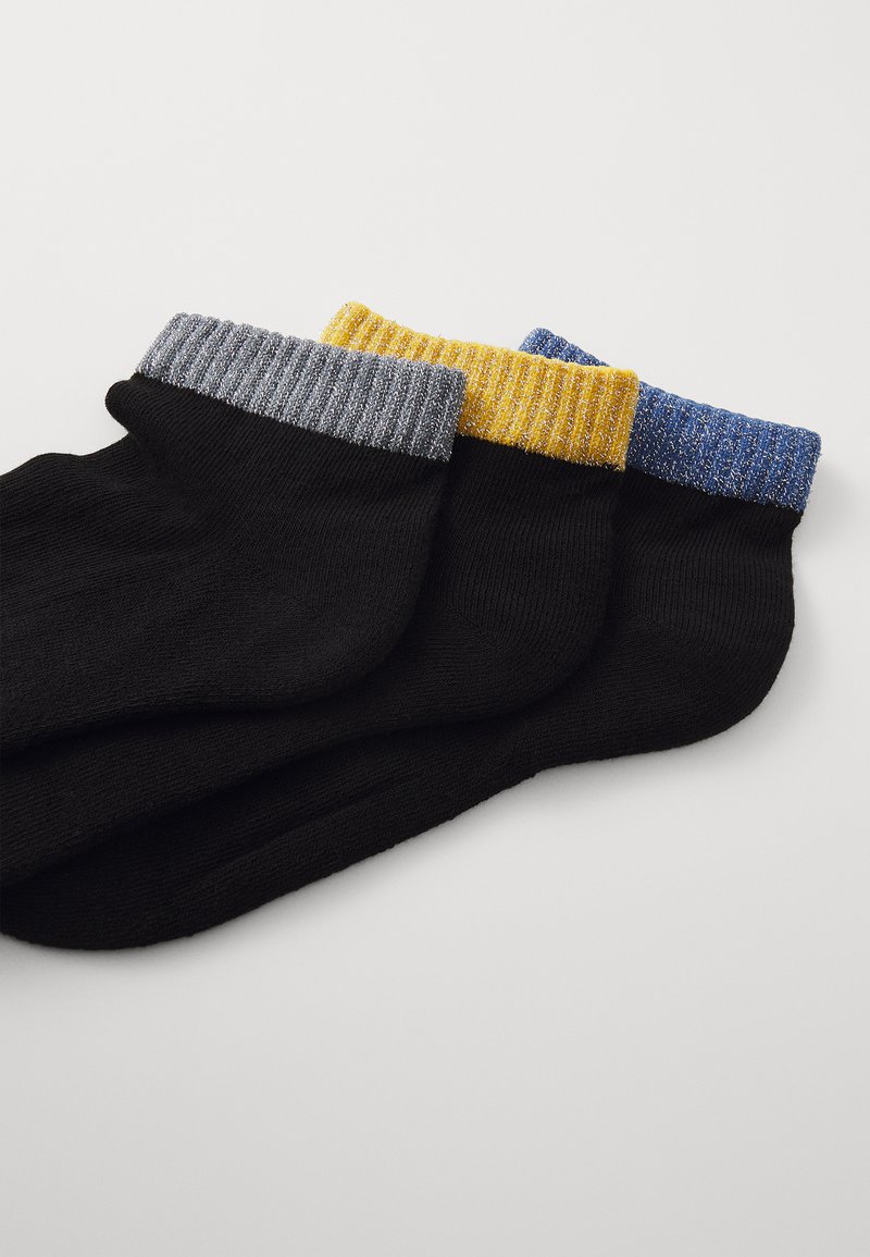 Schwarze Knöchelsocken mit gerippten Bündchen in Grau, Gelb und Blau, versehen mit einem subtilen Schimmer. Weiches Material und klassisches Design.