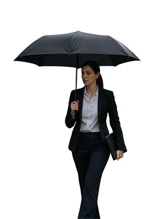 Schwarzer Regenschirm mit gebogenem Griff, gehalten von einer Person in einem dunklen Anzug und hellen Hemd, die vor einem schlichten weißen Hintergrund geht.