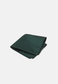 Écharpe plissée vert foncé en tissu lisse et satiné. Le matériau a un léger éclat et une surface finement texturée.