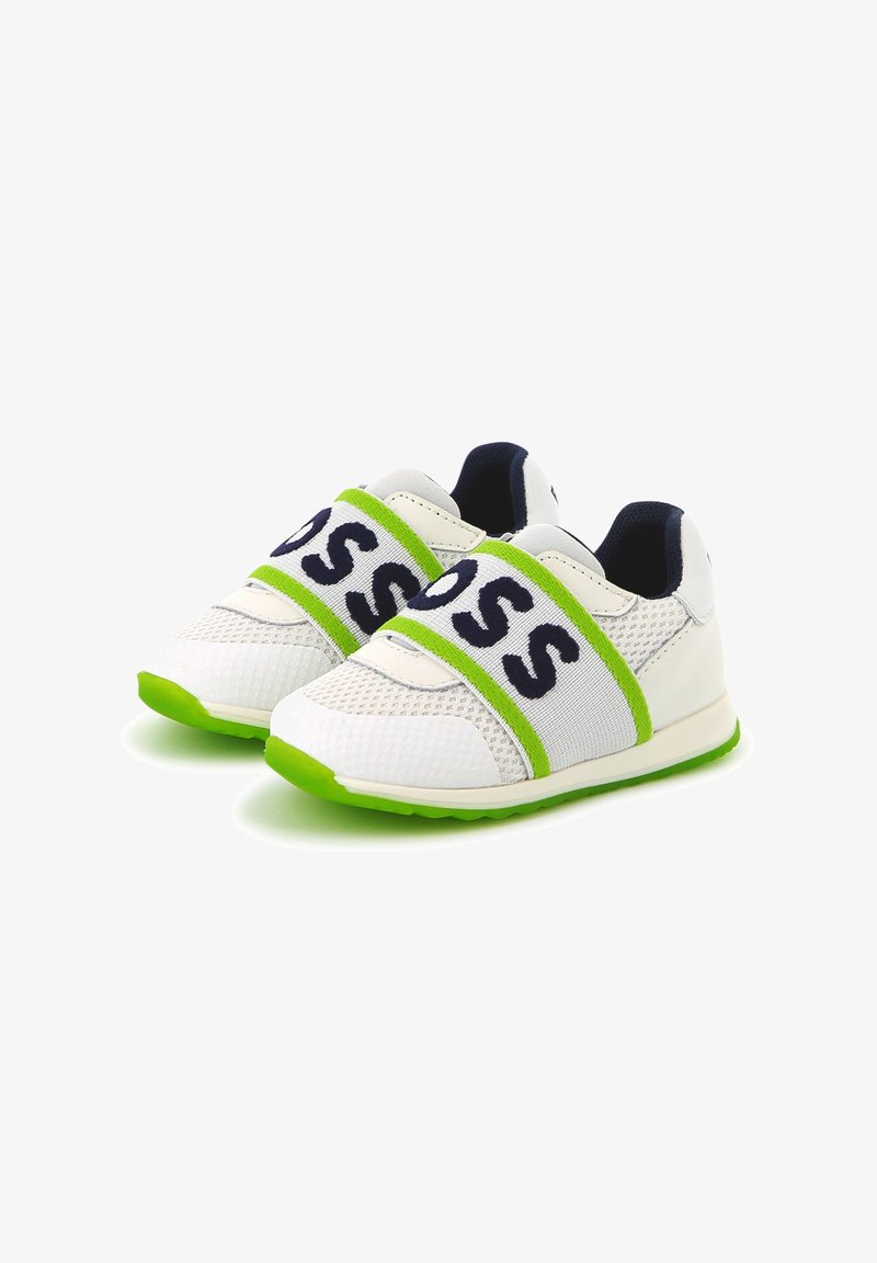 Baskets avec une tige en mesh blanche, des accents verts et une sangle bleu marine avec de grandes lettres. Semelle texturée pour une meilleure traction.