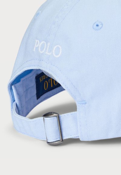 Modrá bavlnená základná čiapka s vyšitou značkou "POLO" na zadnej strane, vybavená kovovou prackou a mäkkým, textúrovaným povrchom.