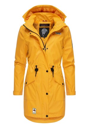 Parka impermeable amarilla con cintura ajustable mediante cordón, cierres de botón, dos bolsillos frontales y un interior forrado de piel de pelo con capucha desmontable.
