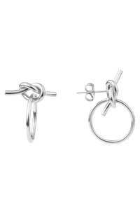 Orecchini in argento con design a nodo e cerchio. Texture liscia con finitura lucida e chiusure a perno sicure.