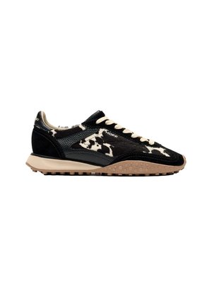 Sneaker con stampa a motivo mucca bianco e nero, lacci e suola beige, suola esterna con grip testurizzato e logo "Hoff" sul lato.