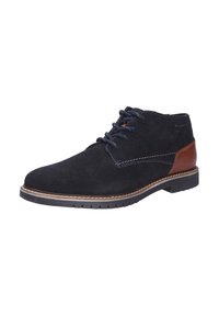 Bocanci negri din suede, cu glezna, cu un accent din piele maro, vârful rotund și cusături contrastante. Dispune de șireturi și talpă din cauciuc texturat.