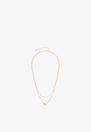 Goldkette mit zwei Lagen und kleinem facettiertem herzförmigen Anhänger an der unteren Kette, präsentiert vor weißem Hintergrund.