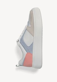 Sneakers med övre del i vitt läder, grå och beige mockadetaljer, samt en rosa panel. Har en strukturerad sula och platta snören.