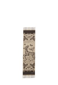 Beige tekstil løber med mørke trykte hjorte, sommerfugle og egetræblade. Indviklede detaljer inkluderer frynser i kanten og et brunt bånd.