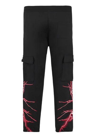 Pantaloni cargo neri con grafiche di fulmini rossi lungo le gambe esterne, tasche laterali e design affusolato. Tessuto con texture liscia.