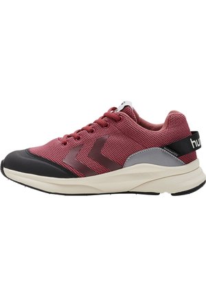 Rote Netzsneaker mit schwarzem Zehenschutz, grauen Akzenten und kontrastierendem Zickzackmuster. Verfügt über runde Schnürsenkel und ein Logo an der Ferse.