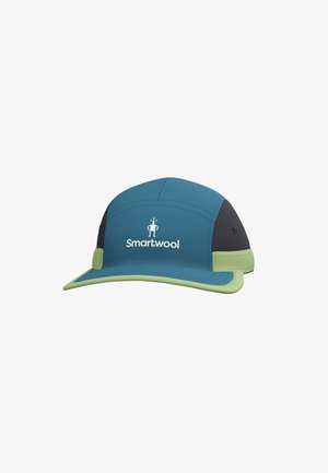 Blå og sort kasket med grønne detaljer og et logo. Har en buet skygge og et åndbart design, der er velegnet til udendørsaktiviteter.