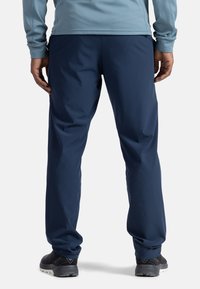 Navy Outdoor-Hosen aus leichtem Material, mit geradem Bein und elastischem Bund. Geeignet für aktive Nutzung.