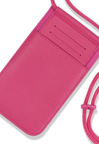 Pochette per telefono in pelle rosa con tracolla intrecciata, caratterizzata da una texture liscia, uno slot verticale per carte e dettagli di cucitura a contrasto.