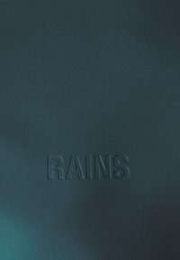 Türkise Rucksack mit glatter Textur, geprägtem "RAINS"-Logo, minimalistischem Design und strapazierfähigem Material.