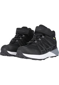 Svarta sportskor med övre del av meshtyg, förstärkt tå och justerbar rem. Har grå detaljer och en vit mellansula med en texturerad svart sula.