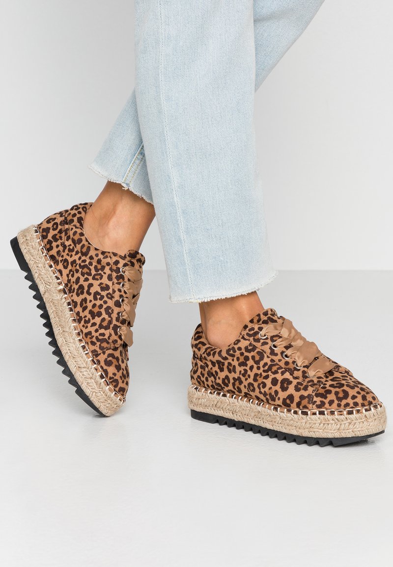 Leopardenmuster Sneaker mit Obermaterial aus hellbraunem Wildleder, beiger geflochtener Espadrillesohle und schwarzem Gummiaußensohle. Mit Band-Schnürsenkeln und runder Form.