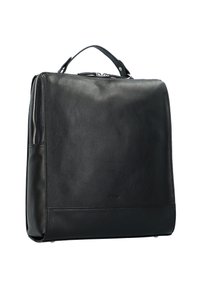 Bolso de cuero negro con una forma estructurada, asa superior y cremallera plateada. Presenta una superficie texturizada y un diseño minimalista.