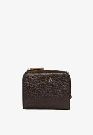 Portafoglio in pelle marrone scuro con finitura testurizzata, caratterizzato da un logo dorato e chiusura con cerniera. Forma rettangolare compatta con dettagli minimi.