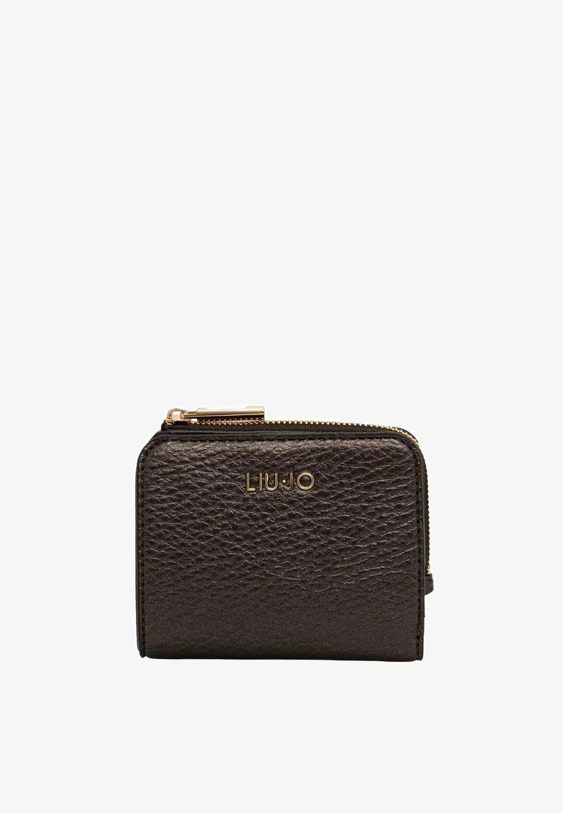 Portafoglio in pelle marrone scuro con finitura testurizzata, caratterizzato da un logo dorato e chiusura con cerniera. Forma rettangolare compatta con dettagli minimi.