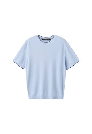 Lichtblauwe gebreide trui met korte mouwen, ronde hals, geribde manchetten en zoom, afgebeeld tegen een witte achtergrond.