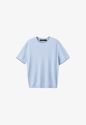 Pull en maille bleu clair à manches courtes, col rond, poignets et ourlet côtelés, présenté sur fond blanc.