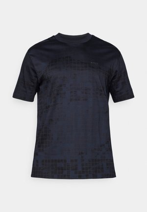 Donkerblauwe t-shirt met korte mouwen in een matte textuur. Het shirt heeft een geometrisch patroon met een rasterontwerp en een subtiele logoaccent op de borst.