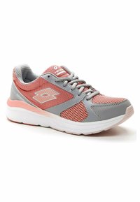 Zapatilla deportiva gris y coral con detalles de malla, suela de goma, cuello acolchado y acentos texturizados. Cuenta con cordones y un logo en el costado.