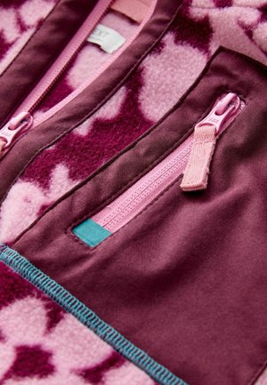 Sudadera de forro polar con un patrón en tonos rosa y burdeos, que presenta un acento en turquesa, dos bolsillos con cremallera y detalles de costura en contraste.