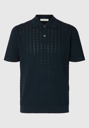 Tumši zils īsroku polovers krekls ar teksturētu adījuma rakstu, divām pogām pie atvēruma un ribota auduma apkakli, aprocēm un apakšmalu.