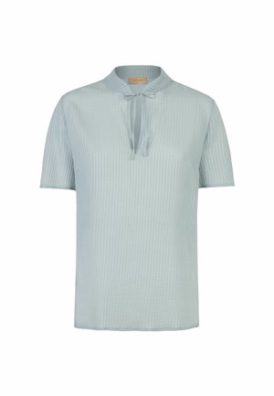 Hellblaue Bluse mit kurzen Ärmeln, dezenten vertikalen Streifen und rundem Ausschnitt mit kleinem Schleifendetail in der Mitte.