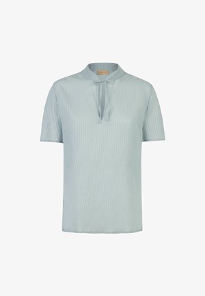 Hellblaue Bluse mit kurzen Ärmeln, dezenten vertikalen Streifen und rundem Ausschnitt mit kleinem Schleifendetail in der Mitte.
