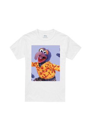 Weißes T-Shirt mit einer bunten Grafik eines blauen Charakters, der ein gelbes Chili-Pfeffer-Shirt und karierte Hose auf einem hellvioletten Hintergrund trägt.