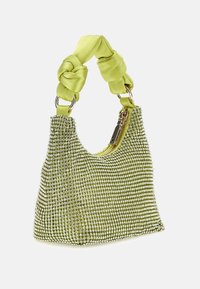 Zielona torebka pokryta małymi cyrkoniami, z wiązanym satynowym paskiem i zamkiem błyskawicznym. Gładka tekstura o wyraźnie zarysowanym kształcie.