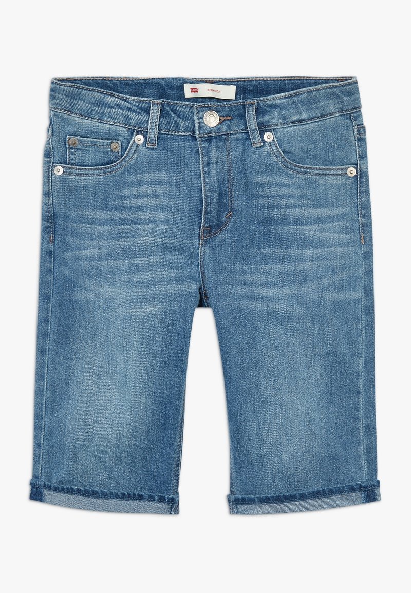 Short en jean bleu jusqu'aux genoux avec poches avant, passants pour ceinture, fermeture par bouton et une petite étiquette Levi's à l'intérieur de la ceinture.