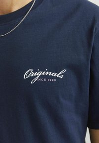 Jack & Jones RUNDHALS - Marškinėliai su spaudiniu - navy blazer