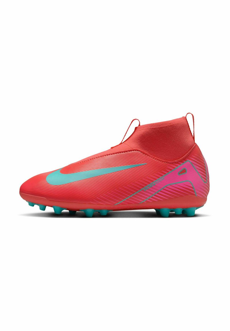 Botín de fútbol rojo con un diseño aerodinámico, que presenta un swoosh de color azul claro, una superficie texturizada y tacos en tono teal para mayor sujeción. Soporte de tobillo alto.